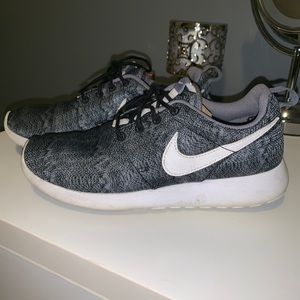 Nike Shoes - Grey pattern Nike Roshe One Nike Shoes - Grey pattern Nike Roshe One